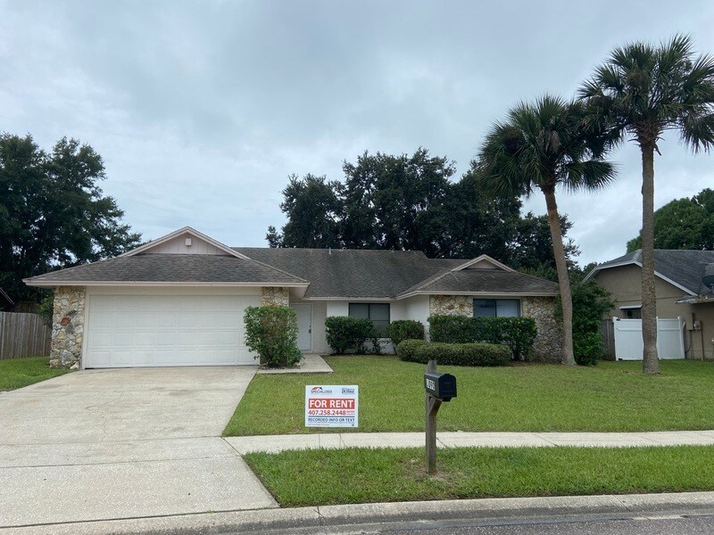 1090 Condor Pl in Winter Springs, FL - Foto de edificio