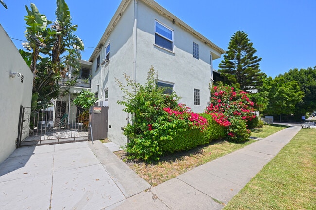 11063 Ohio Ave, Unit 11063 in Los Angeles, CA - Building Photo - Building Photo