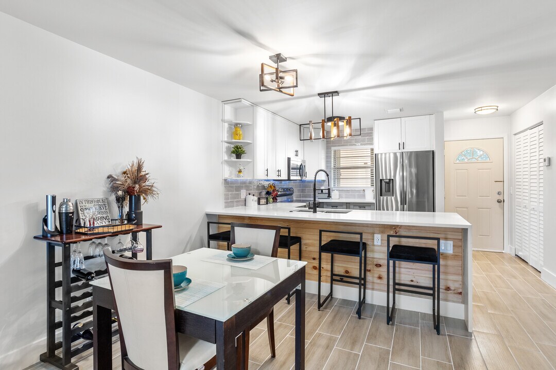 12009 Poinciana Blvd, Unit 205 in Royal Palm Beach, FL - Building Photo