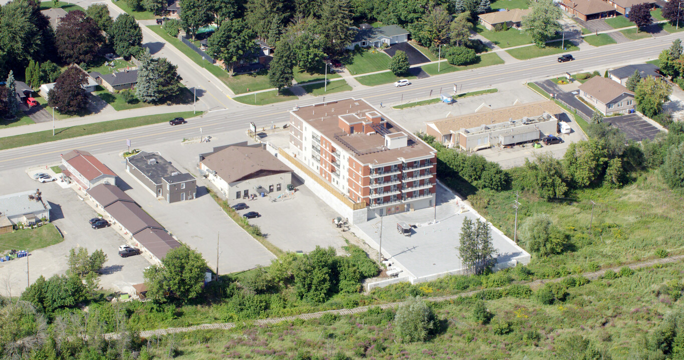 Residences on Broadway in Orangeville, ON - Building Photo