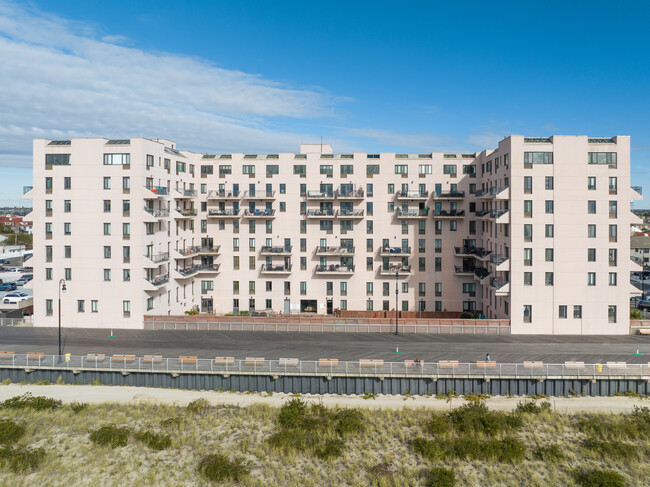 Ocean Club at Long Beach in Long Beach, NY - Foto de edificio - Building Photo