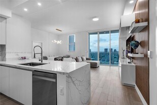 31 SE 5th St in Miami, FL - Building Photo