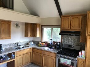 23740 Lakeview Dr in Tehachapi, CA - Foto de edificio - Building Photo