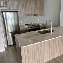 430 Square One Dr in Mississauga, ON - Building Photo - Building Photo