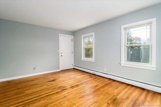 9 Nicholas Square in New Milford, CT - Building Photo - Building Photo