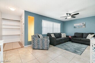 922 SE 25th Ln in Cape Coral, FL - Building Photo - Building Photo
