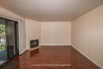 12029 100th Ave NE in Kirkland, WA - Foto de edificio - Building Photo