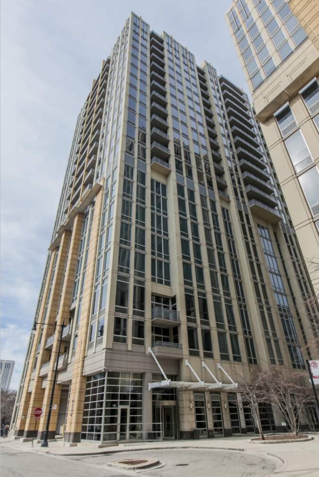 700 Larrabee N St, Unit 1003 in Chicago, IL - Building Photo - Building Photo