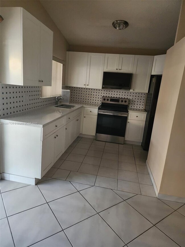 9287 NW 120th Terrace in Hialeah Gardens, FL - Building Photo - Building Photo