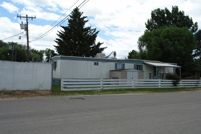 H&R MH Park in Garden City, ID - Foto de edificio - Building Photo