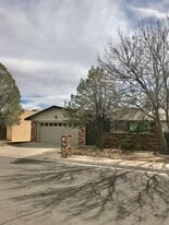 1005 W Caprock St in Hobbs, NM - Building Photo