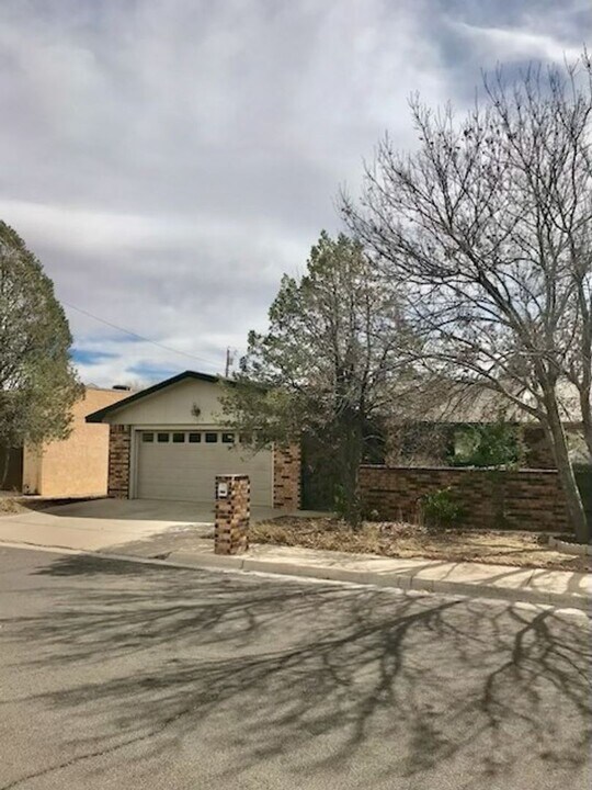 1005 W Caprock St in Hobbs, NM - Building Photo