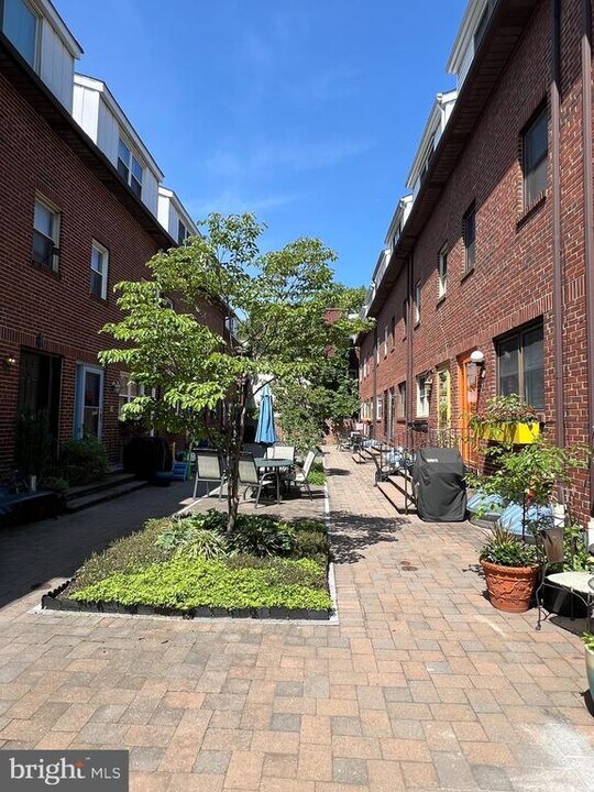 514 Randolph Ct in Philadelphia, PA - Building Photo