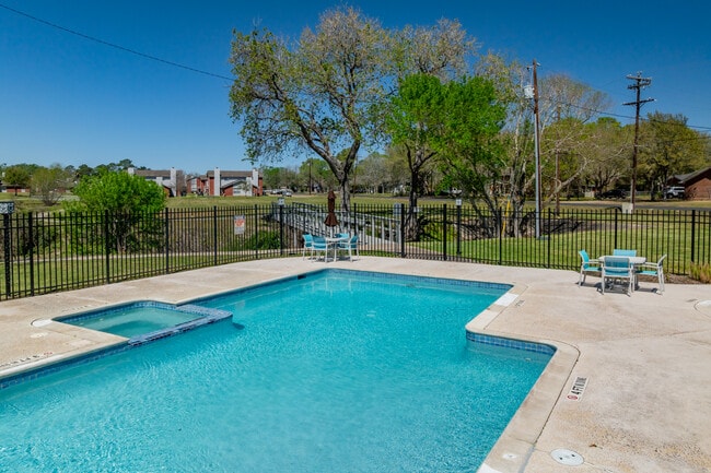 The Landing Apartments in Victoria, TX - Building Photo - Building Photo