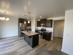 5823 Firebird Wy in Saint George, UT - Foto de edificio - Building Photo