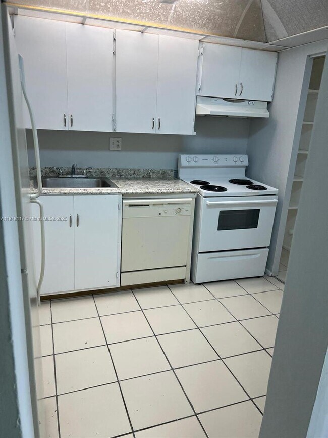 property at 7925 S Colony Cir