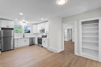 1070 Whitney Ave in Hamden, CT - Building Photo - Building Photo