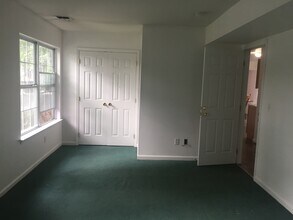 1 Sheridan Dr, Unit 1 in Shirley, NY - Foto de edificio - Building Photo