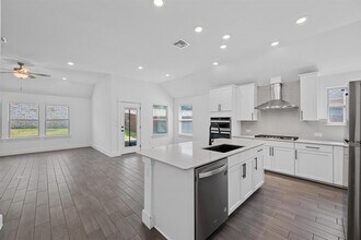 22309 Coyote Cave Trl in Briarcliff, TX - Building Photo - Building Photo