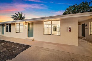 1926 Service Rd in North Palm Beach, FL - Building Photo