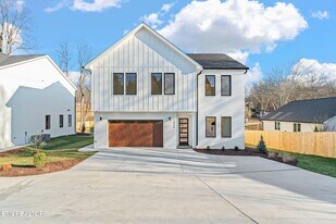 7826 S Northshore Dr in Knoxville, TN - Building Photo