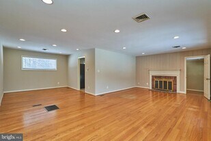 500 Springvale Rd in Great Falls, VA - Building Photo