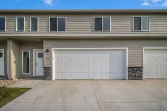 5702 E Avett Pl in Sioux Falls, SD - Building Photo - Building Photo