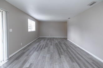 Riverbank Apartments in Jacksonville, FL - Building Photo - Interior Photo