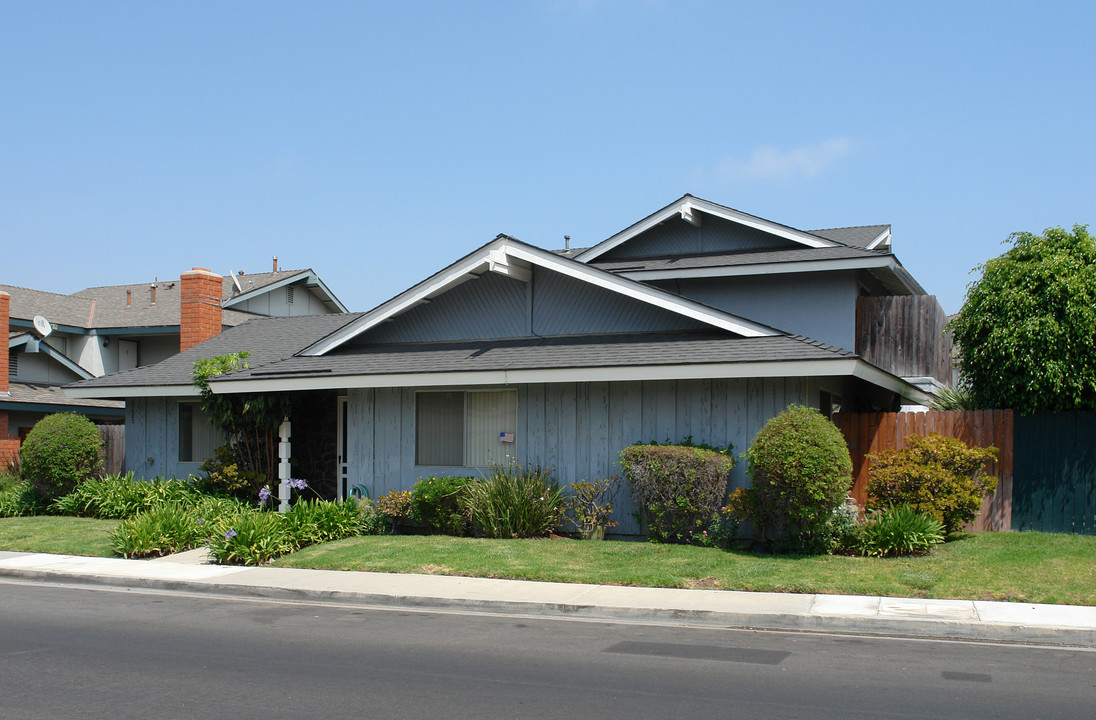 17082 Pinehurst Ln in Huntington Beach, CA - Building Photo