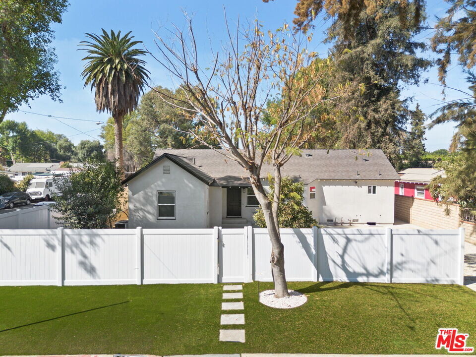 6905 Yolanda Ave in Los Angeles, CA - Foto de edificio