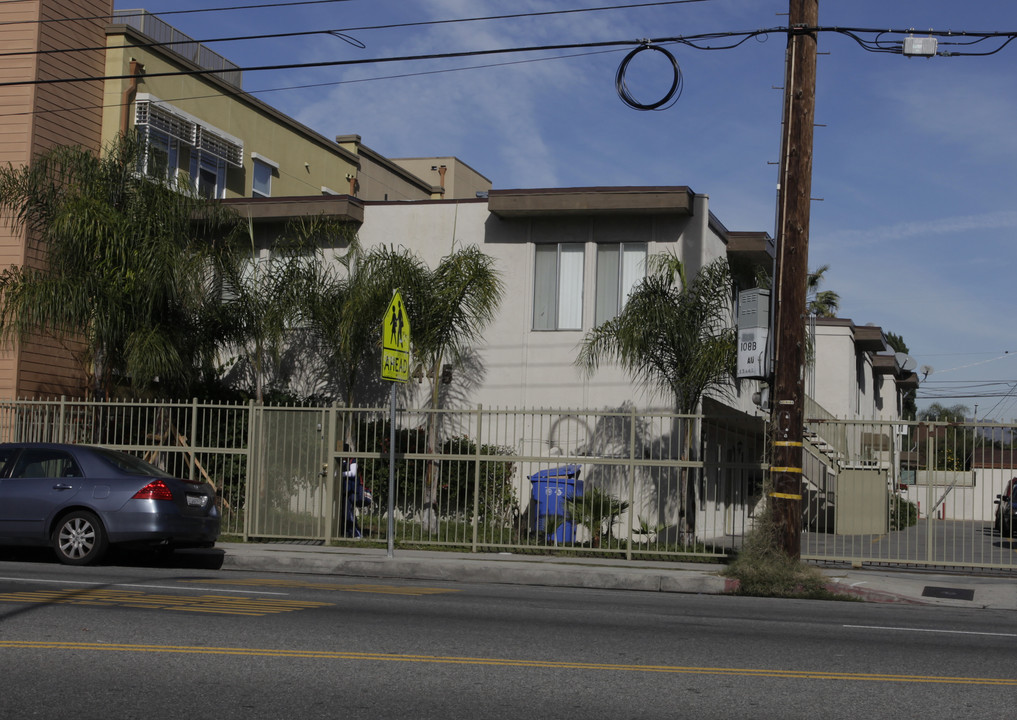 Suites on Vanowen in Van Nuys, CA - Foto de edificio