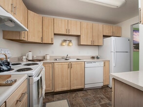 Rivergreens Apartments in Gladstone, OR - Foto de edificio - Building Photo