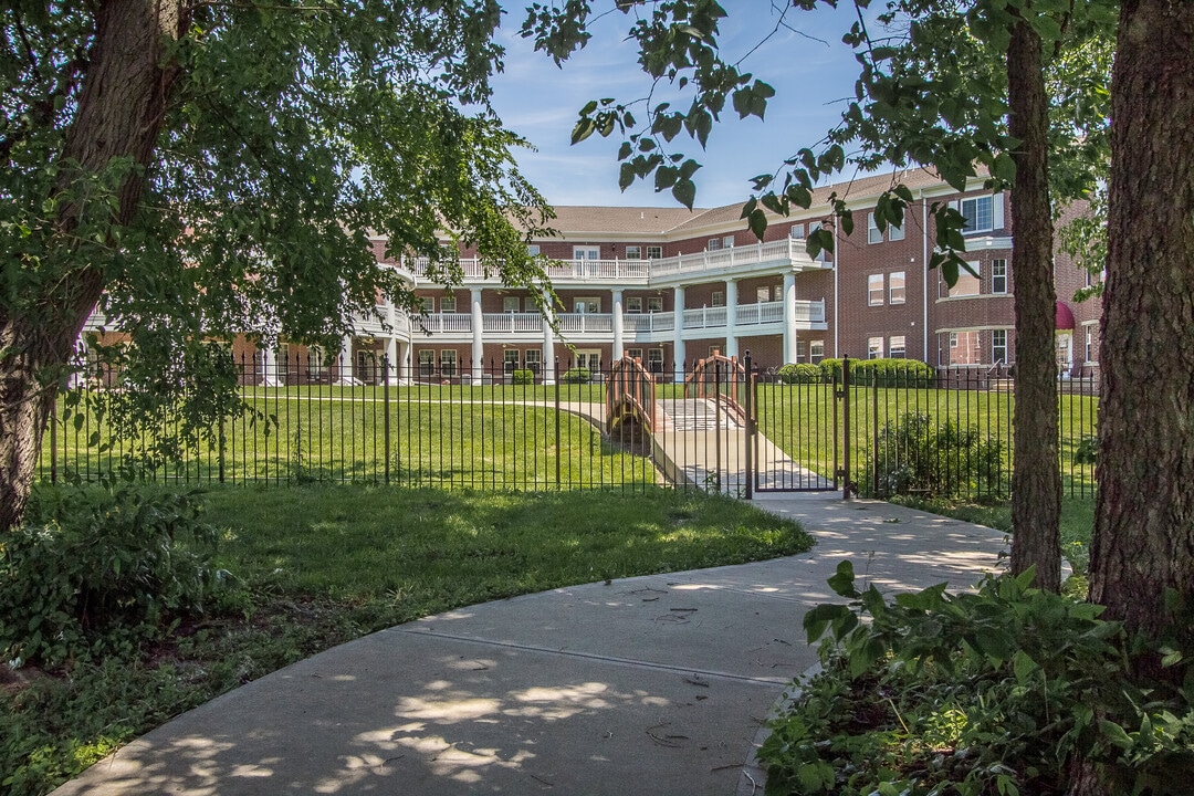 Carnegie Village in Belton, MO - Foto de edificio