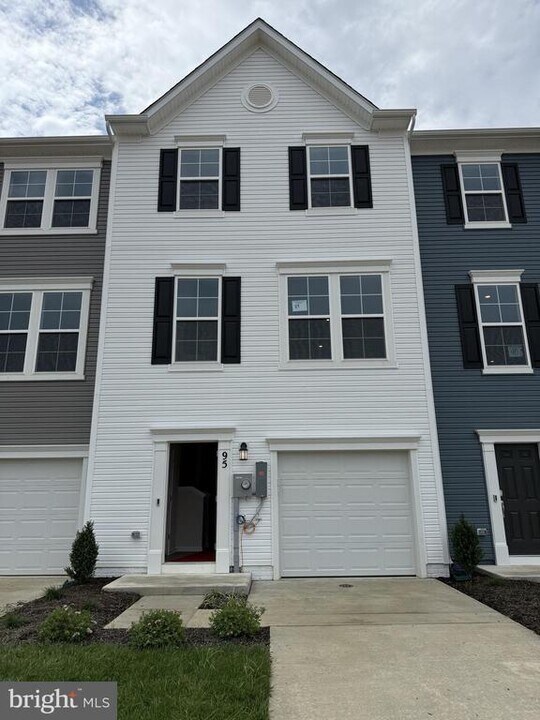 95 Gray Silver Rd in Inwood, WV - Building Photo