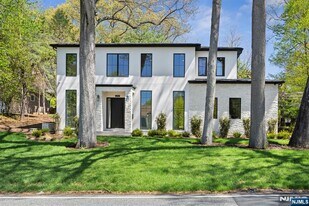 242 Hardenburgh Ave in Demarest, NJ - Building Photo