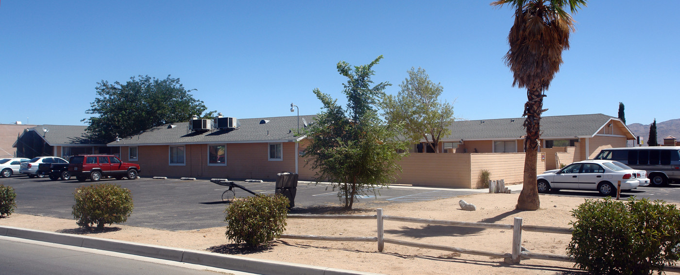 13583 Algonquin Rd in Apple Valley, CA - Building Photo