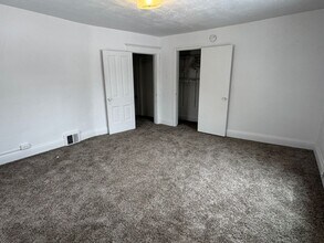 321 W 5th St in Cedar Falls, IA - Building Photo - Building Photo