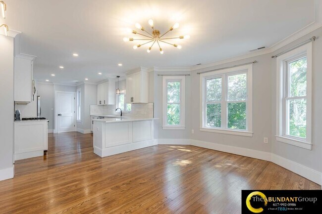 66 Calvary St, Unit A in Waltham, MA - Foto de edificio - Building Photo