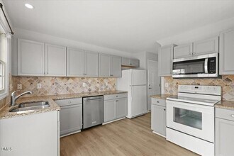 102 Mint Hill Dr in Cary, NC - Foto de edificio - Building Photo