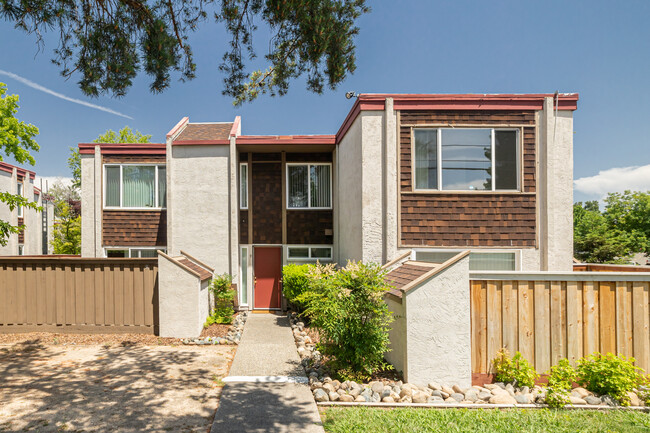 Woodburn Townhomes in Carmichael, CA - Building Photo - Building Photo