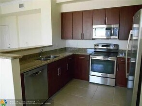 2421 NE 65th St in Fort Lauderdale, FL - Foto de edificio - Building Photo
