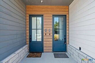 1208 N Academy Ave in New Braunfels, TX - Building Photo - Building Photo