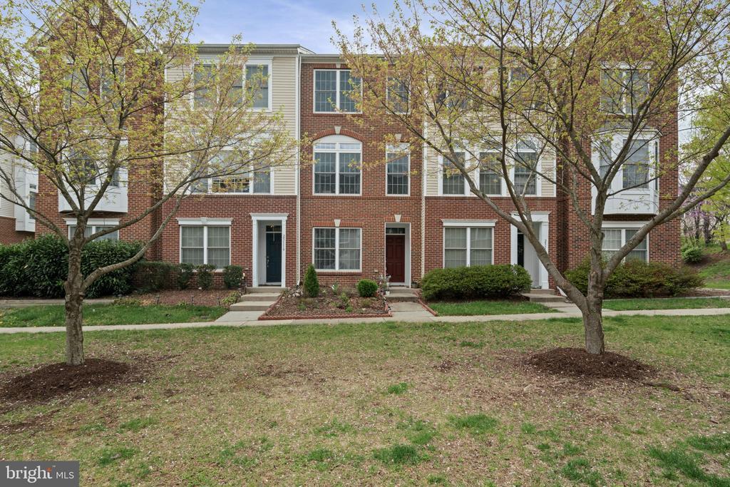 25114 Neptune Terrace in Chantilly, VA - Building Photo