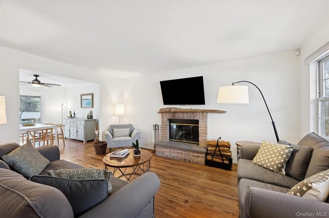 7 Huckleberry Ln in Hampton Bays, NY - Building Photo - Building Photo