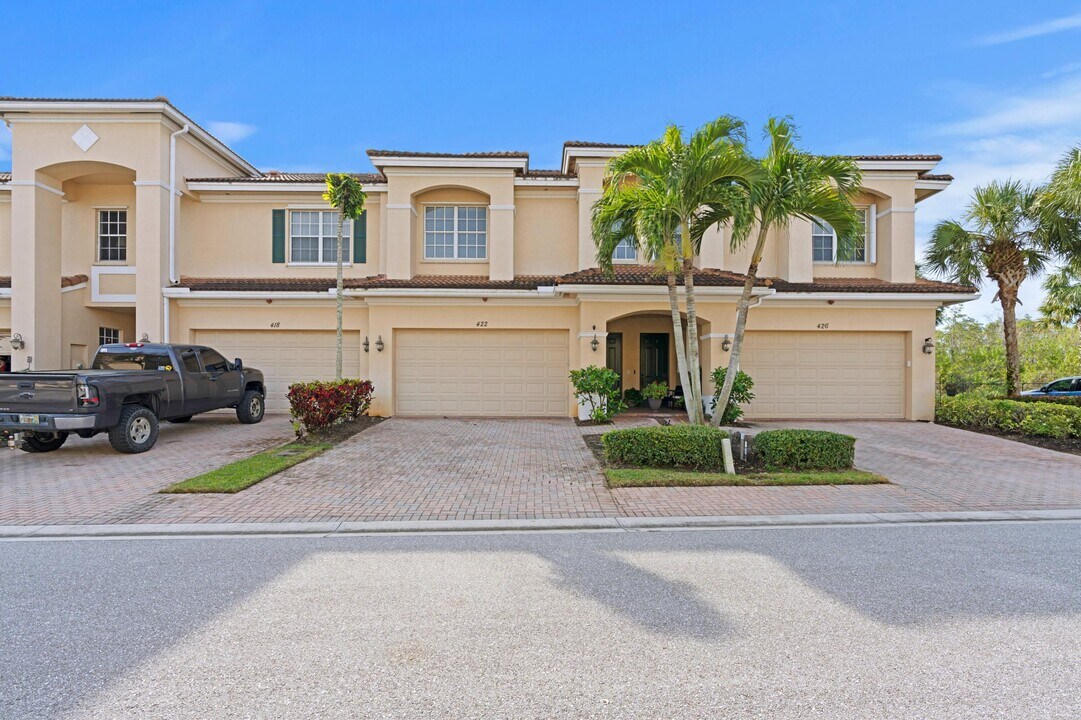 422 SW Walking Path in Stuart, FL - Building Photo