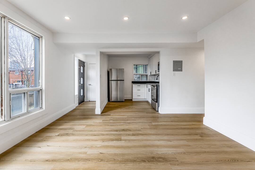1252 Davenport Rd in Toronto, ON - Building Photo