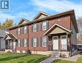 528 Chippawa St in Windsor, ON - Foto de edificio - Building Photo