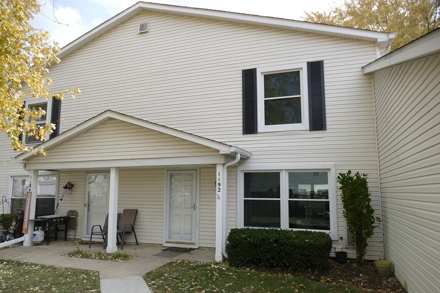 1192 E CANDLENUT Ln in Palatine, IL - Foto de edificio