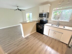 931 W 19th St, Unit 8 in Costa Mesa, CA - Foto de edificio - Building Photo