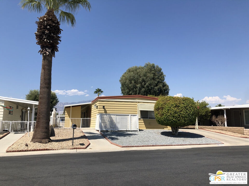 38131 Pigeon Springs Dr in Palm Desert, CA - Building Photo